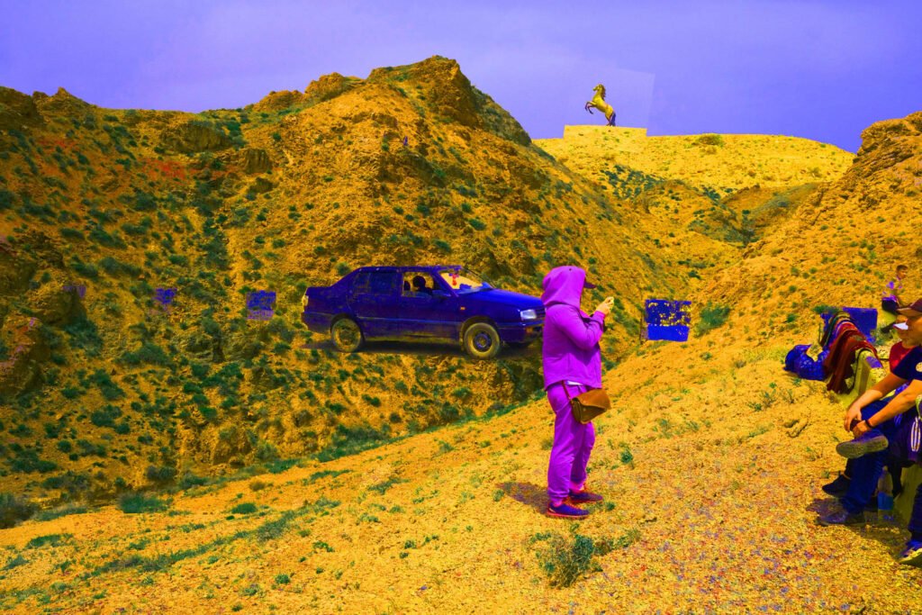 Photographie artistique du désert jaune au Kazakhstan et d'une femme en violet avec derrière elle une voiture bleue.