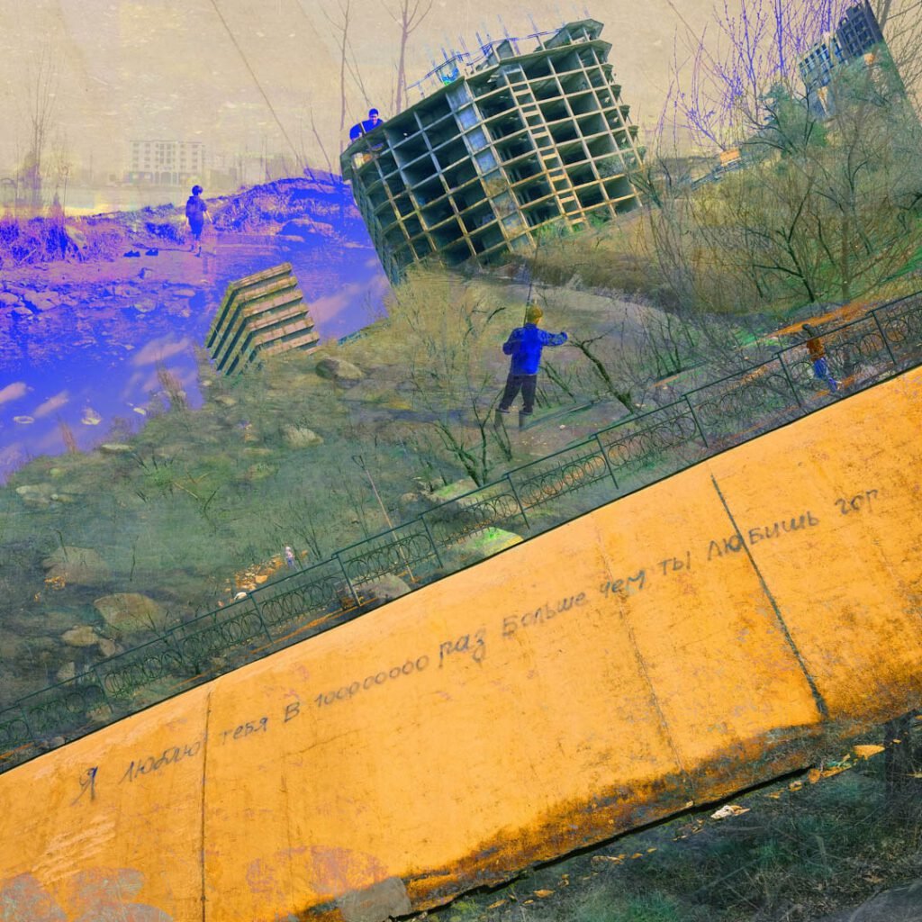 Photographie artistique d'un homme en bleu et d'un graffiti où il y a écrit "je t'aime" en russe.