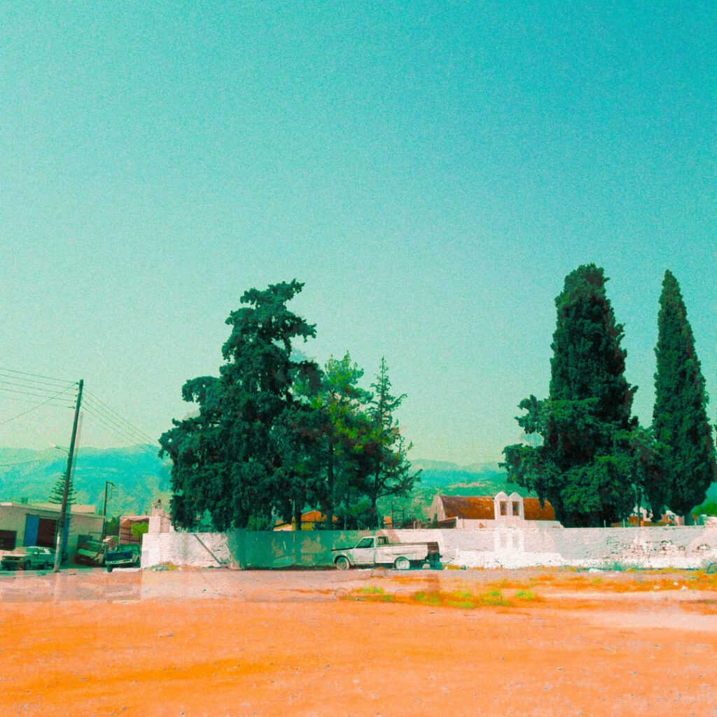 Photographie artistique orange et bleu. Paysage désertique, une voiture et des beaux grands arbres bleus.