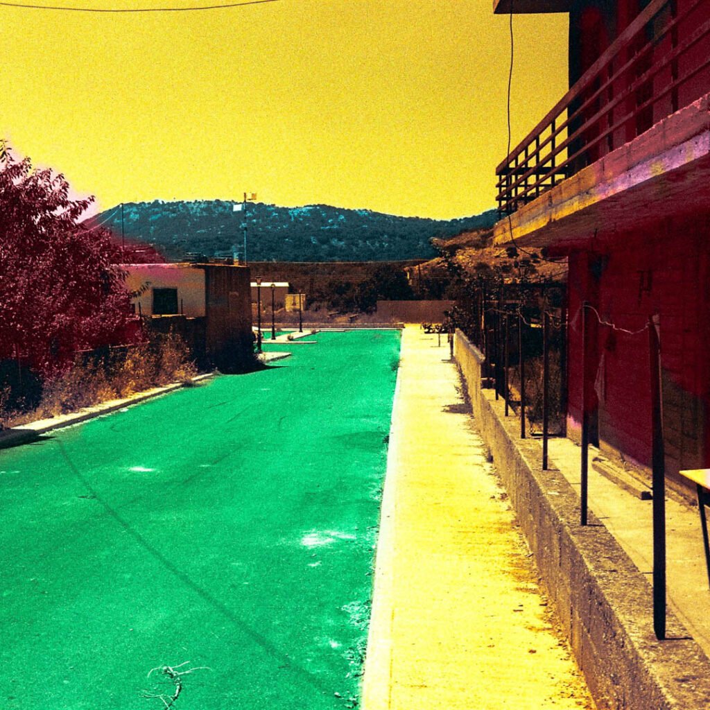 Photographie d'artiste d'une rue déserte, colorisée, jaune et verte.