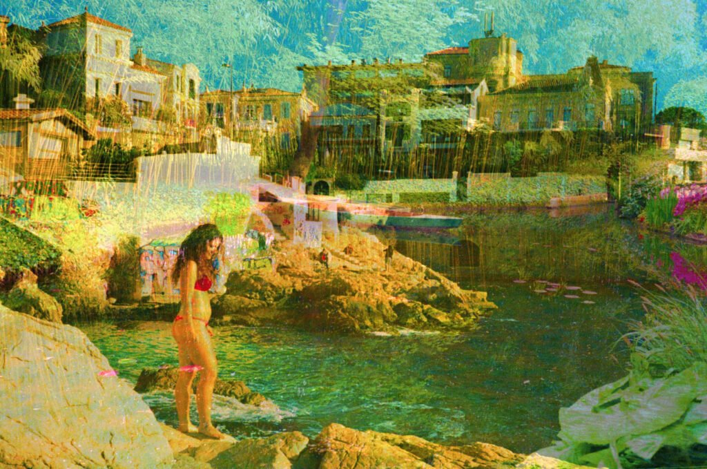 Photographie artistique d'une jolie fille en maillot de bain au bord d'une rivière colorée à Marseille. Elle est entourée de branches et de feuillages colorés.