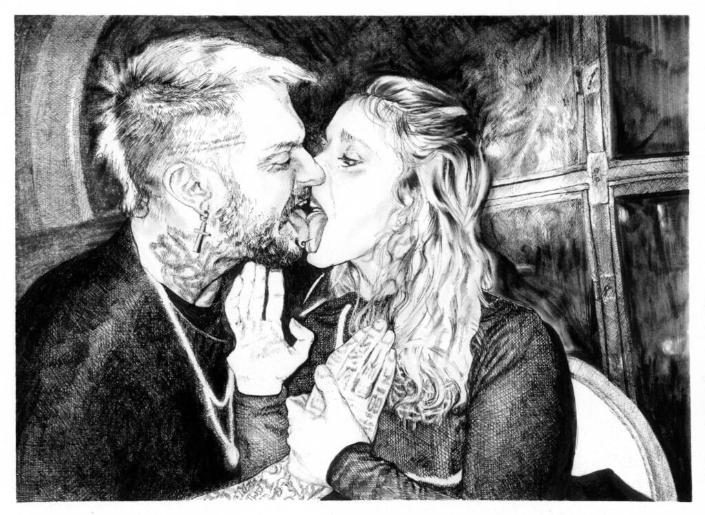 Dessin figuratif en noir et blanc de deux amoureux en train de s'embrasser passionnément. L'homme est tatoué et la femme est blonde. Les deux personnages ont la trentaine.