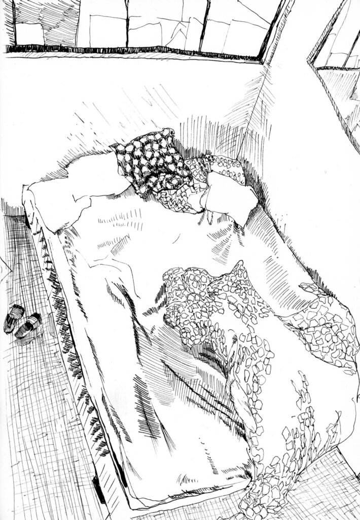 Dessin figuratif en noir et blanc d'une chambre et d'un lit défait. Les draps sont à motif carrés et on voit deux chaussures au bord du lit.